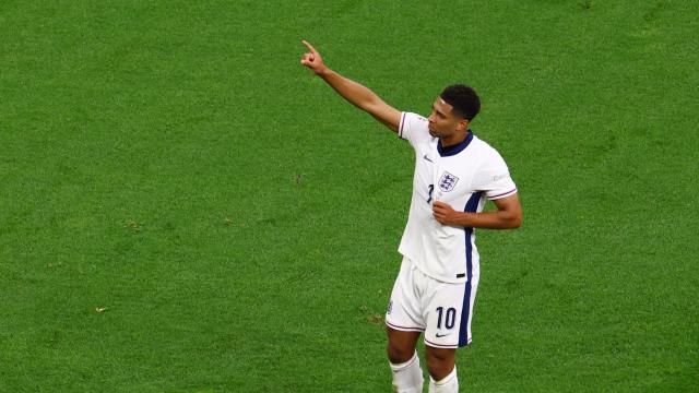 Bellingham celebra su gol contra Serbia