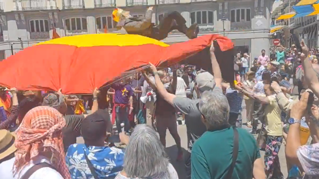 Muñeco de Felipe VI manteado con una bandera republicana en Madrid.