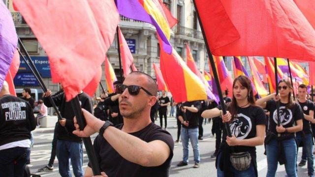 Desfile de Reconstrucción Comunista, la organización liderada por Roberto Vaquero, durante el 14 de abril de 2021.