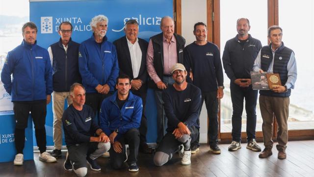 El Rey Juan Carlos durante la entrega de trofeos de la regata Turismo de Galicia donde el 'Bribón', barco en el que navega el rey emérito, ha quedado en primera posición, a 16 de junio de 2024, en Sanxenxo.