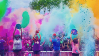 Cientos de personas disfrutan de la carrera popular Holi Life en Vigo.