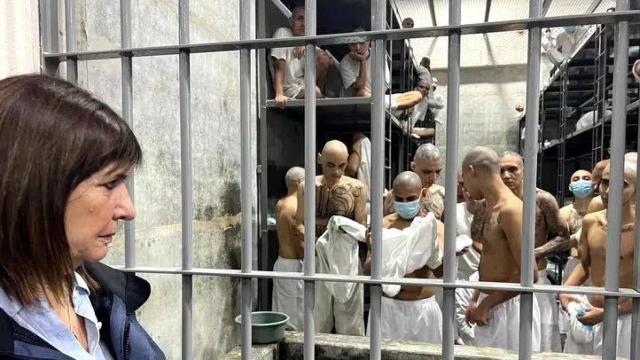 La ministra de Seguridad de Argentina, Patricia Bullrich, recorriendo la cárcel más grande del continente, en El Salvador.