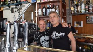 Francisco Trejo y Miguel Trejo detrás de la barra de la Bodega Paco de Valladolid