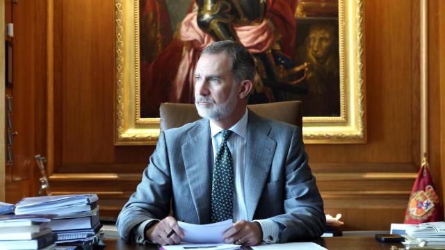 El rey Felipe VI en su despacho. Imagen por su décimo aniversario en el trono.