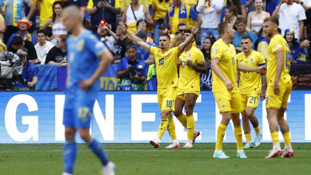 Los futbolistas de Rumanía celebran un gol frente a Ucrania.