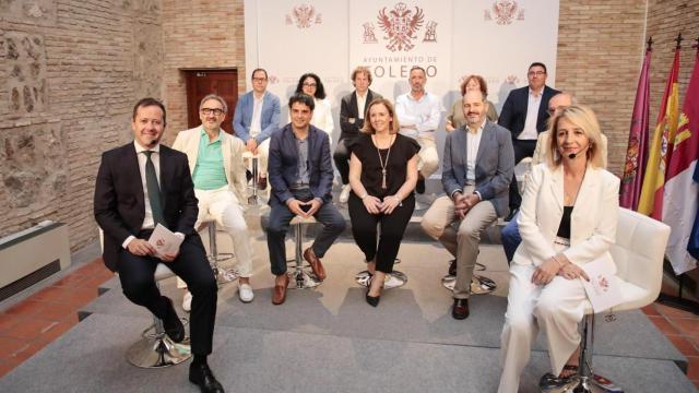 Carlos Velázquez, a la izquierda, junto a todo su equipo de Gobierno en el Ayuntamiento de Toledo.