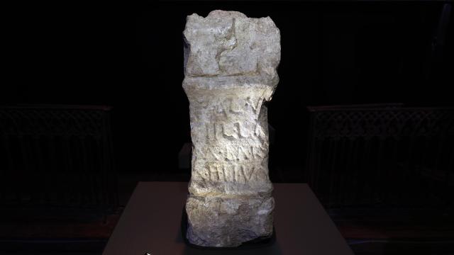 El altar o ara votiva dedicada a la deidad vascónica.