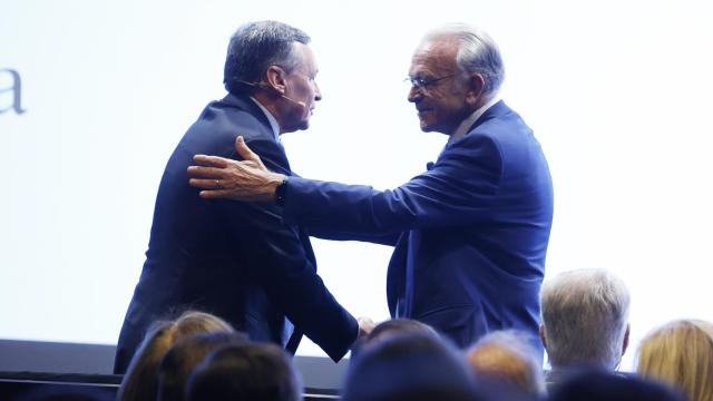 El consejero delegado de CriteriaCaixa, Ángel Simón (i) y el presidente de CriteriaCaixa, Isidro Fainé (d), se saludan durante la presentación del nuevo Plan Estratégico 2025-2030 de CriteriaCaixa,