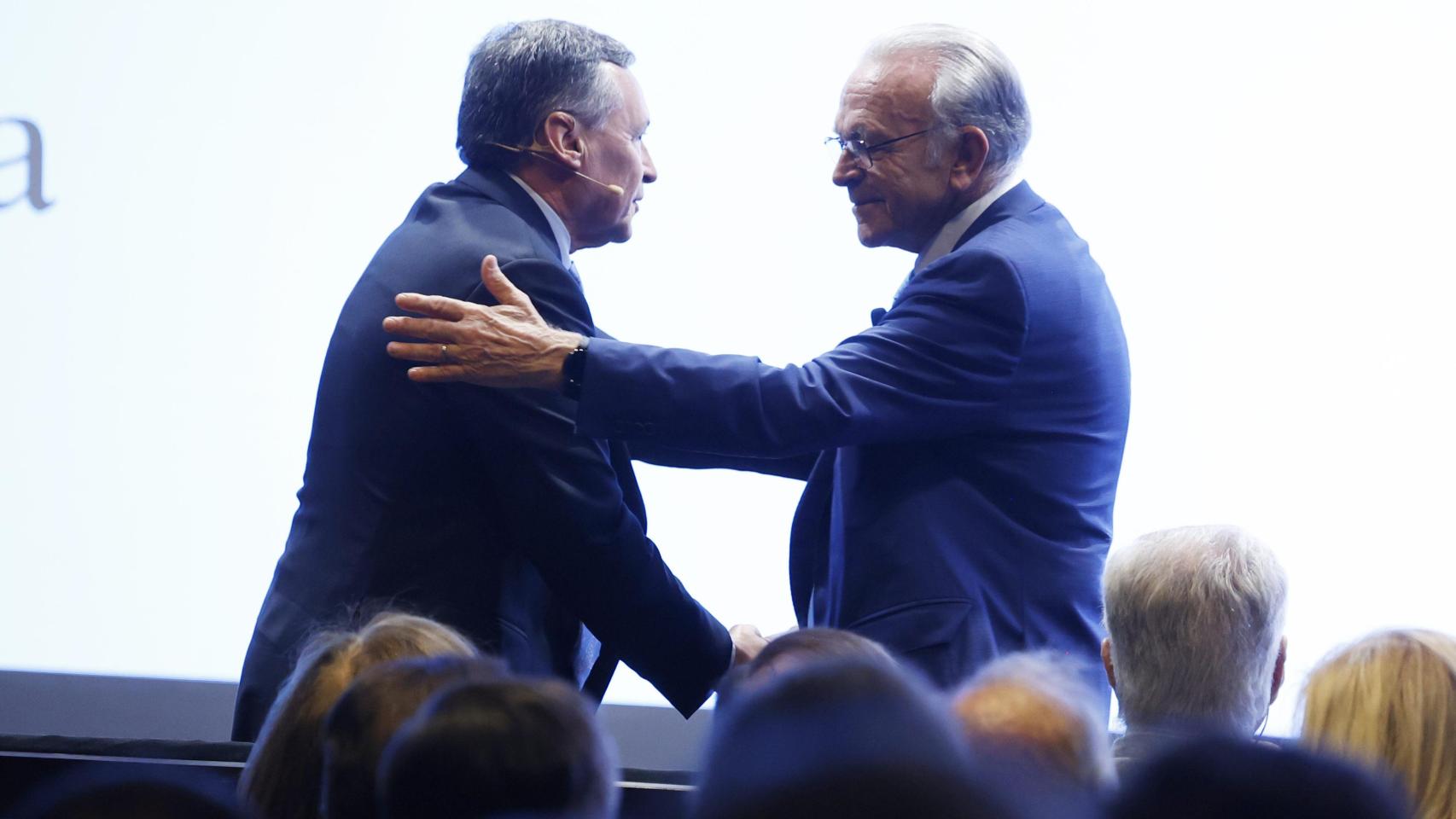 El consejero delegado de CriteriaCaixa, Ángel Simón (i) y el presidente de CriteriaCaixa, Isidro Fainé (d), se saludan durante la presentación del nuevo Plan Estratégico 2025-2030 de CriteriaCaixa, el pasado 17 de junio.