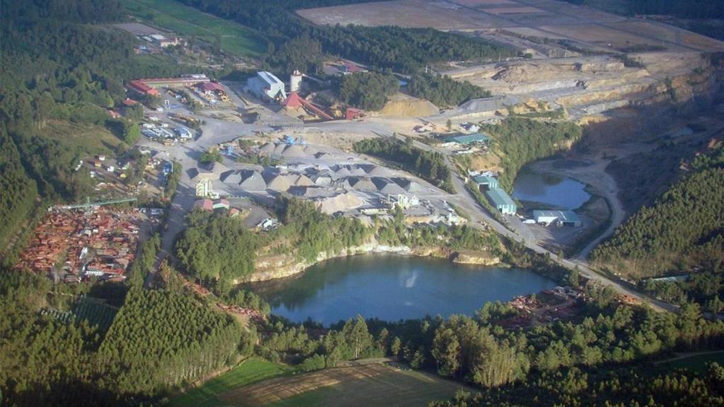 Instalaciones de la explotación minera Touro-O Pino, en A Coruña.