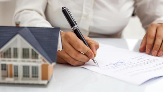 Símil de la firma de un contrato de alquiler.