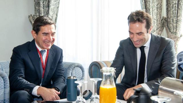 Carlos Torres, presidente de BBVA, y Carlos Cuerpo, ministro de Economía durante el Seminario de Apie.