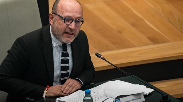 El concejal del Grupo Municipal del Partido Popular José Fernández Sánchez interviene durante un pleno del Ayuntamiento de Madrid.
