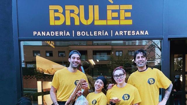 Mario Ortiz (derecha), propietario de Brulèe, junto a su equipo en la entrada de su panadería de Colmenar Viejo.