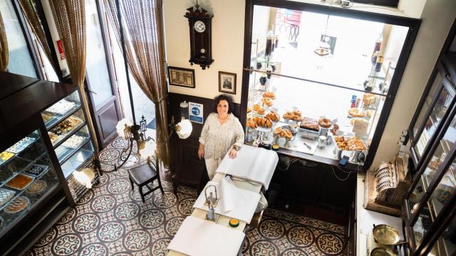 Estrella Leal, actual gerente de la 'Antigua Pastelería del Pozo'.