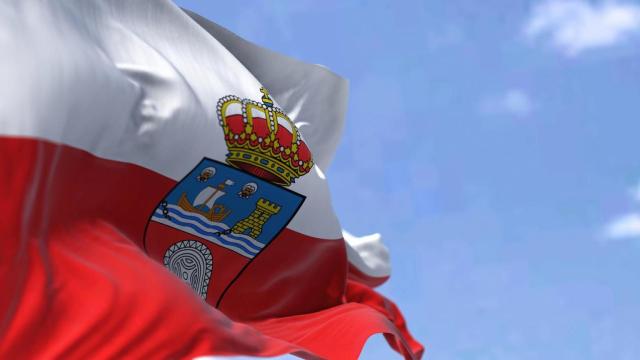 Bandera de Cantabria ondeando.