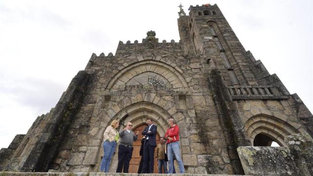 Visita del conselleiro de Cultura, Lingua e Xuventude, José López Campos, al Templo Votivo del Mar, en Panxón, Nigrán (Pontevedra).