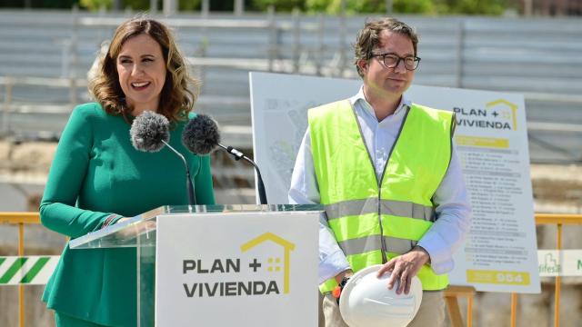 María José Catalá, junto al concejal de Urbanismo, Juan Giner. EE