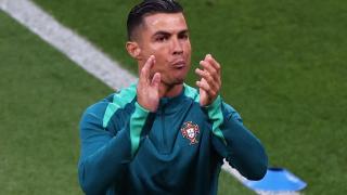 Cristiano Ronaldo, en el calentamiento de Portugal.