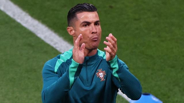 Cristiano Ronaldo, en el calentamiento de Portugal.