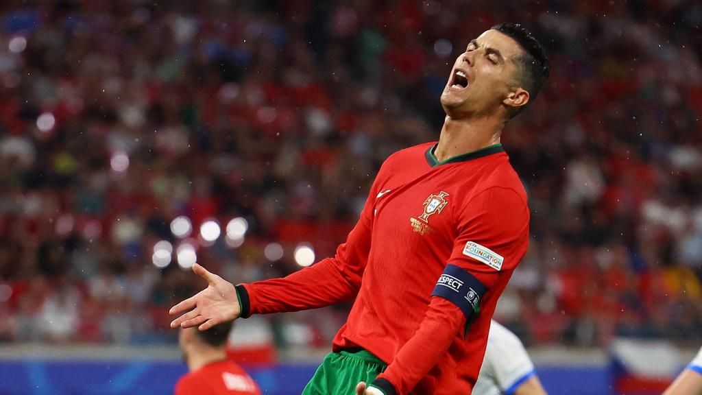 Cristiano Ronaldo se lamenta.