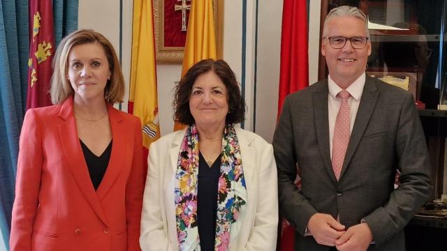 María Dolores de Cospedal, María Dolores García Mascarell y Ludger Gruber, de izquierda a derecha.