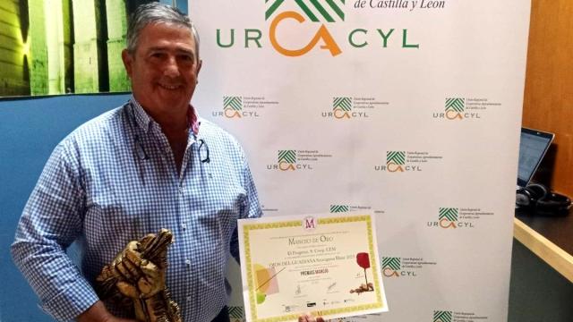 Entrega de la medalla de oro en los Premios Manojo.