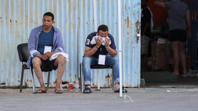 Dos supervivientes de un naufragio en el Mediterráneo. Stelios Misinas Reuters