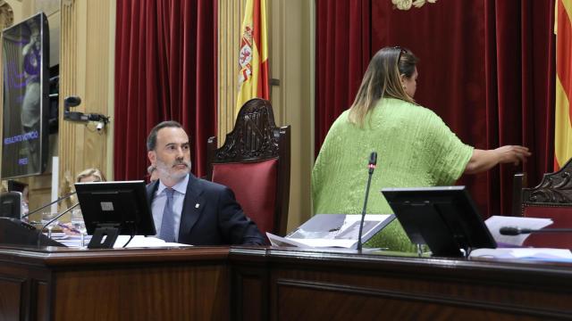 El presidente del Parlament, Gabriel Le Senne, y la vicepresidenta segunda de la Mesa, Mercedes Garrido.