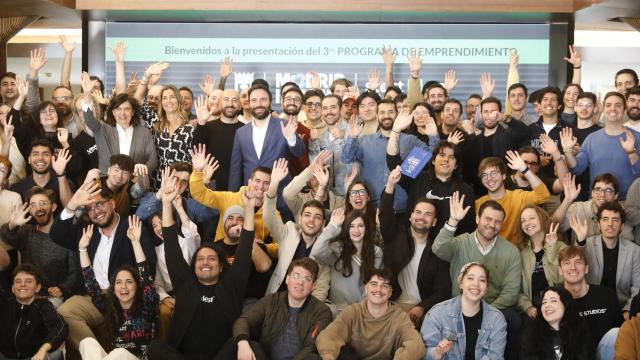 Ángel Niño, concejal de Innovación y Emprendimiento del Ayuntamiento de Madrid, junto a algunos de los emprendedores madrileños.