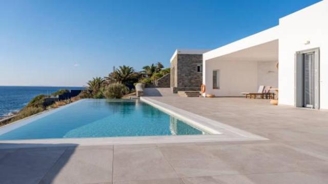 Vista de un chalet con piscina.