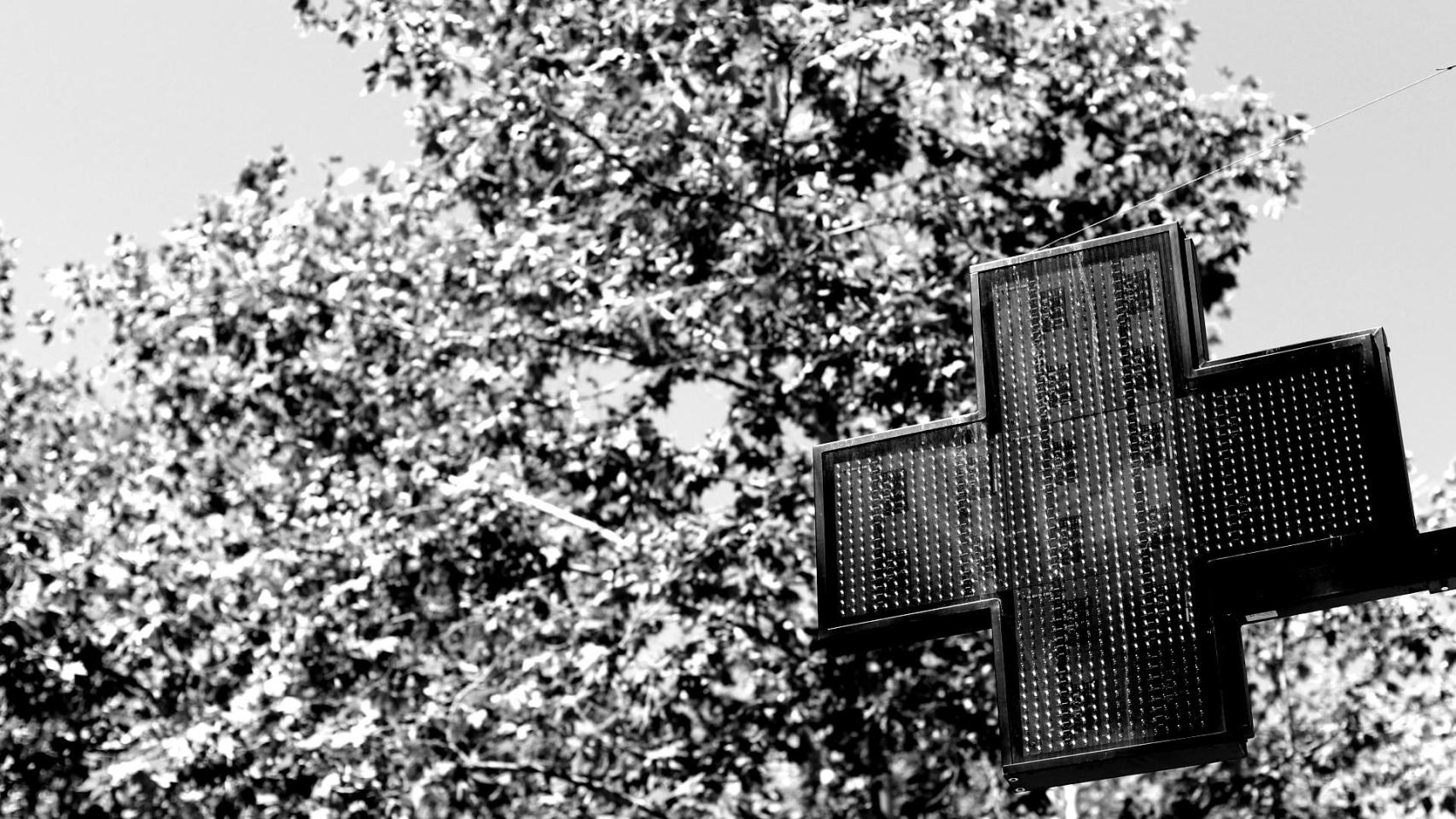 Una señal luminosa de una farmacia.