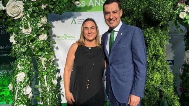 María Alonso y Juan Manuel Moreno en el acto de entrega de premios.