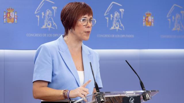 La portavoz de Compromís, Águeda Micó, durante una rueda de prensa en el Congreso