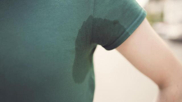 Una mancha en la axila de una camiseta.
