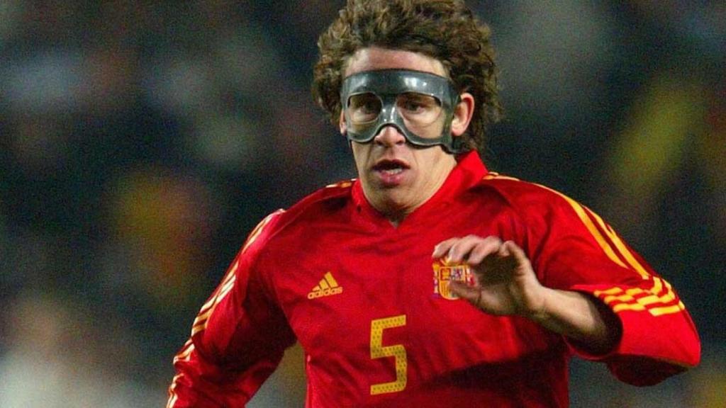 Carles Puyol, con la mascarilla protectora jugando con la selección.