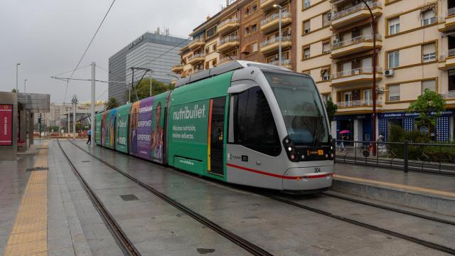 El tranvía, en la nueva parada de Eduardo Dato.