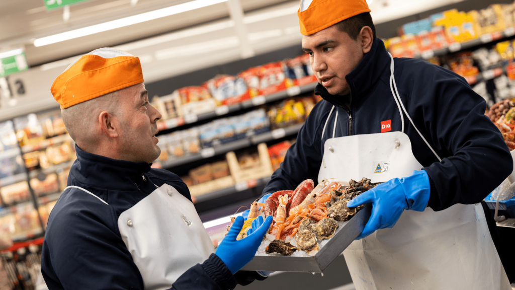 Dos pescaderos trabajando en Dia.