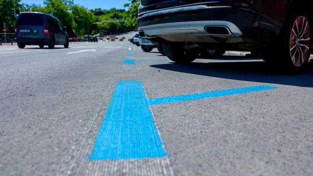 Coches en una zona azul.