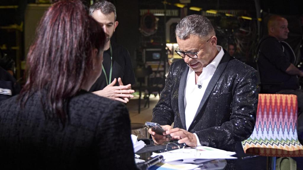 Jorge Javier atiende a su teléfono móvil y comparte impresiones con Cristina Castillo durante una publicidad.