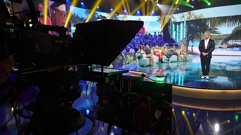 Jorge Javier, prevenido, escucha por el pinganillo las órdenes del director, Raúl Prieto.