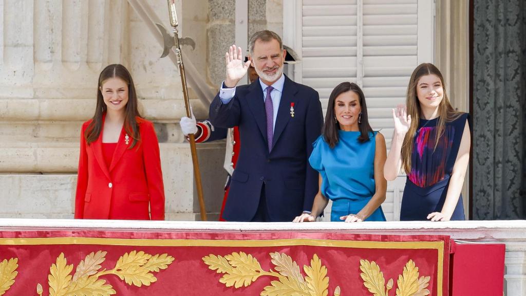 Felipe VI y la infanta Sofía saludan a los ciudadanos desde el Palacio Real.
