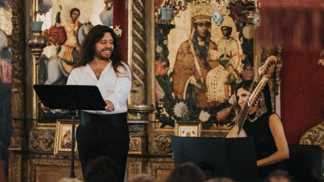Kaan Buldular (izda) y Hande Cangökçe (dcha) actúan en la iglesia ortodoxa de san Jorge (Estambul).