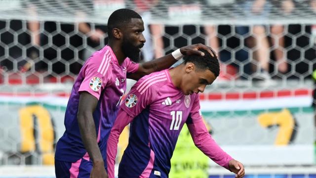 Rüdiger felicita a Musiala.