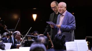 George Benjamin se dirige a la orquesta, junto al maestro Serrate (detrás), en el ensayo del concierto de la Gala de los Premios Fronteras del Conocimiento, ayer en Bilbao. Foto: Fundación BBVA