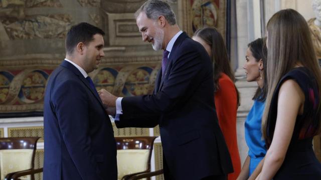 Felipe VI imponiendo la Cruz de Oficial del Mérito Civil a Francisco Bárcenas Gertrudix.