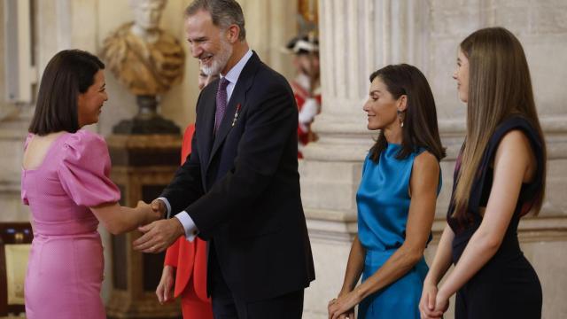 Elisabet Suárez al recibir la condecoración de manos de Felipe VI