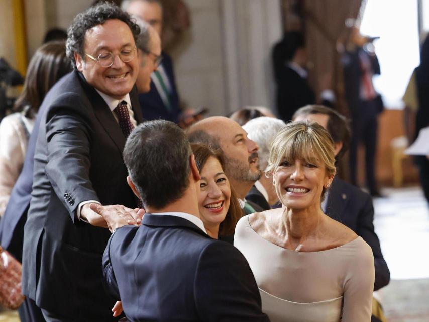 El fiscal general del Estado, Álvaro García Ortiz (i), saluda al presidente del Gobierno, Pedro Sánchez (de espaldas) en compañía de su mujer, Begoña Gómez (d), y la presidenta del Congreso, Francina Armengol (c), en el Palacio Real de Madrid.