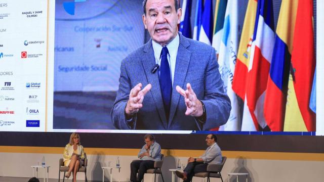 El responsable de la Secretaría General Iberoamericana (SEGIB), Andrés Allamand (en pantalla); la presidenta del Consejo Empresarial Alianza por Iberoamérica (CEAPI), Nuria Vilanova (i); el presidente del Grupo Gilinski, Jaime Gilinski (c) y el presidente del Banco de Desarrollo de América Latina y el Caribe (CAF), Sergio Diaz Granados.