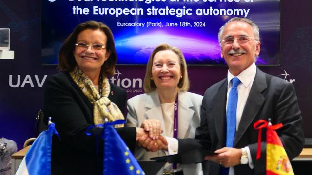 De izquierda a derecha Pascale Sourisse (Thales), Ámparo Valcarce (Sedef) y Luis Furnells (Grupo Oesía)